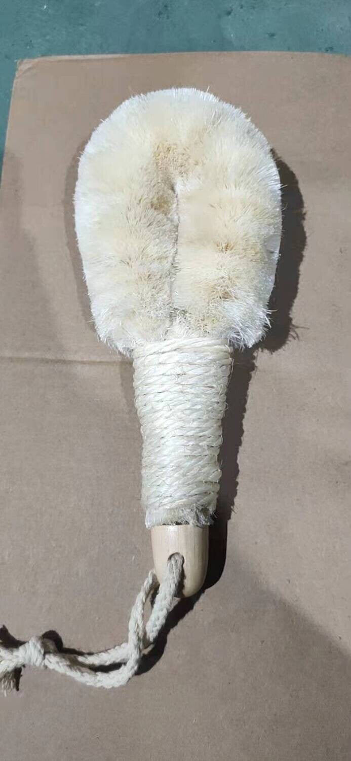 Natural Sisal body brushing can be used for a wet massage, to revitalize and stimulate the circulation, opening the pores of your skin to let them absorb more oxygen, while providing a deep cleansing for healthier and younger looking skin. It is also helpful to fight and prevent ingrown hairs.